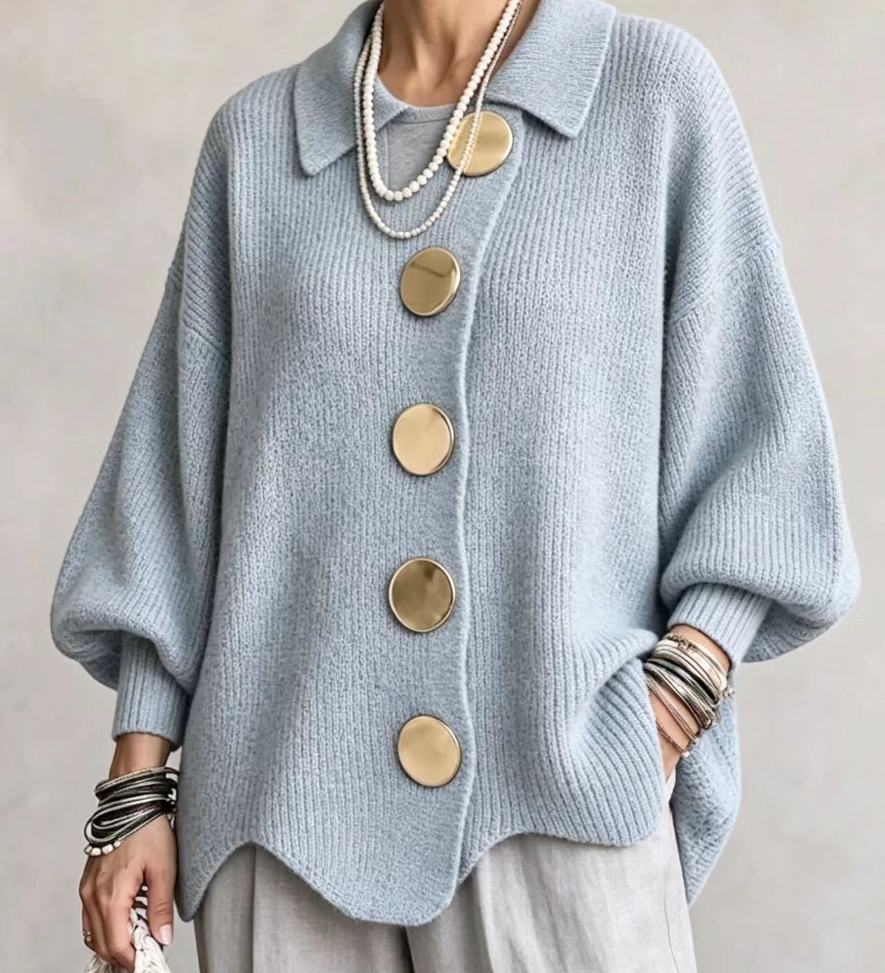 Victoire | Oversize megztinis su didelėmis auksinėmis sagomis