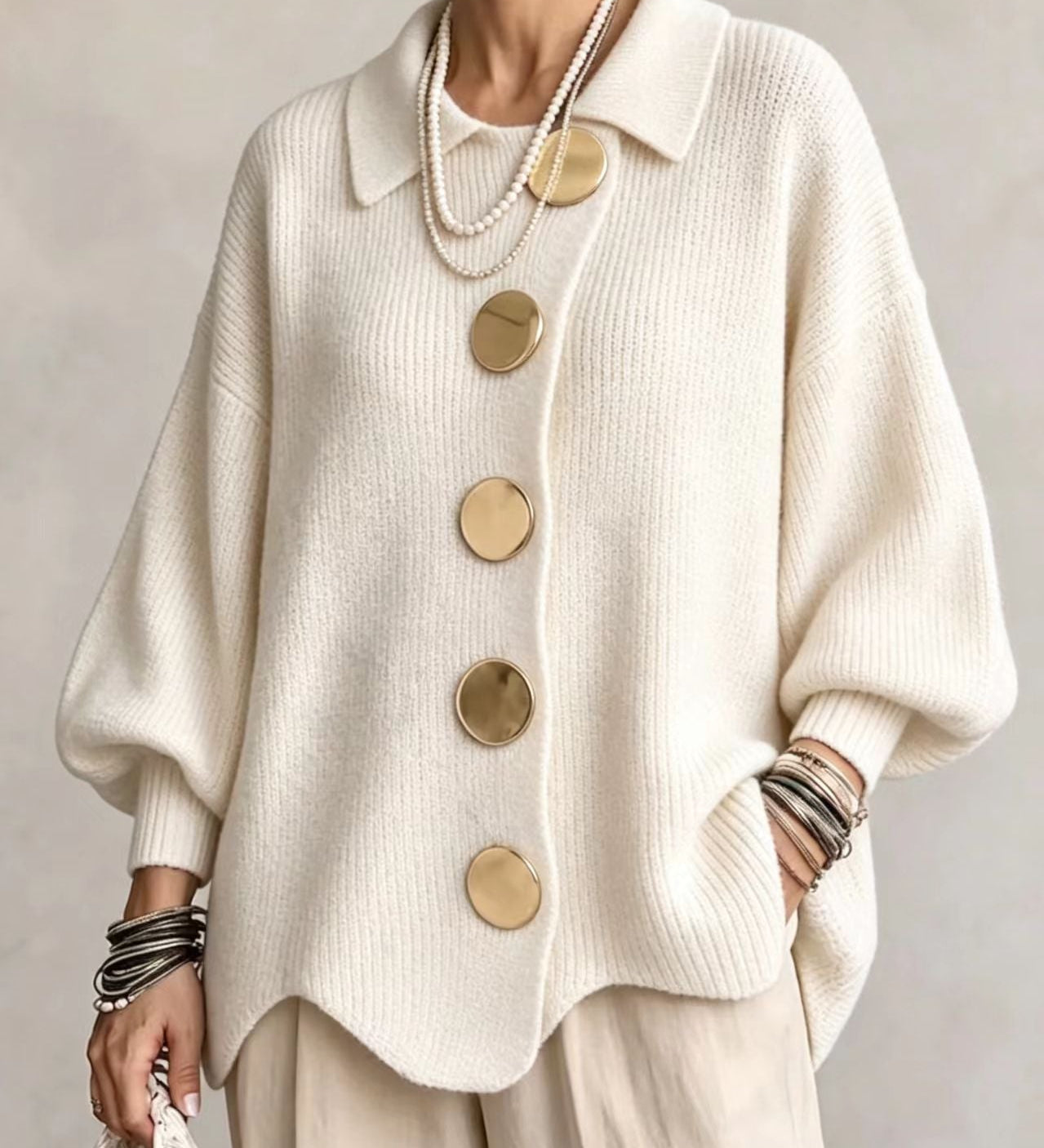 Victoire | Oversize megztinis su didelėmis auksinėmis sagomis